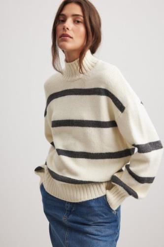 NA-KD Strikket genser med striper og turtleneck - Offwhite,Stripe