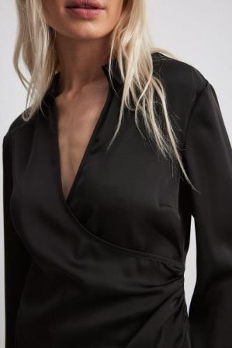 NA-KD Skjorte med omslag og satengdetaljer - Black