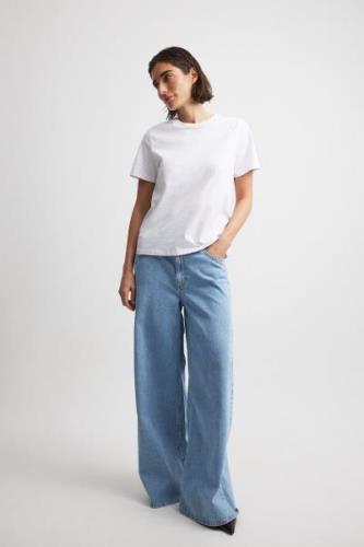 NA-KD Vide jeans med lavt liv - Blue