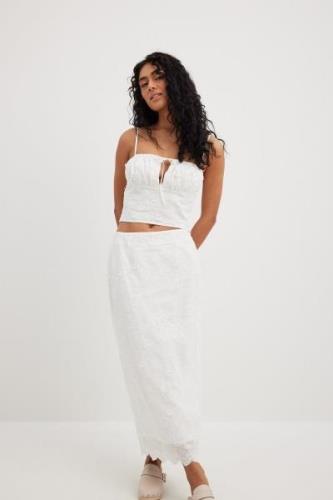 NA-KD Boho Singlet i broderie anglaise med knyting foran - White