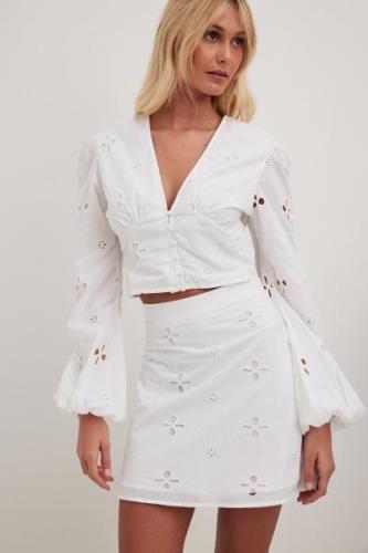 NA-KD Bluse i broderie anglaise med lange ermer - White