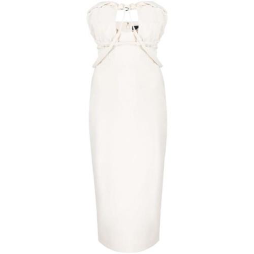 Hvit stroppeløs kjole med rynkedetaljer