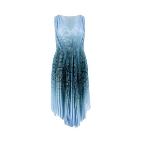 Ermeløs kjole med python print