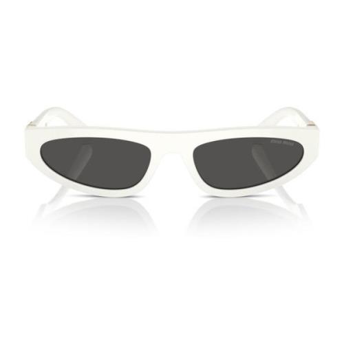 Moderne solbriller med hvitt stell og mørkegrå linser