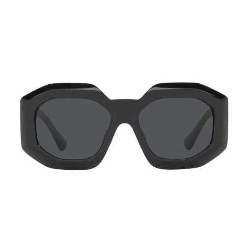 Solbriller med uregelmessig form, mørkegrå linse og svart ramme