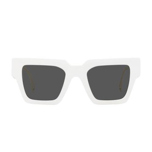 Firkantede solbriller med mørkegrå linse og hvitt stell