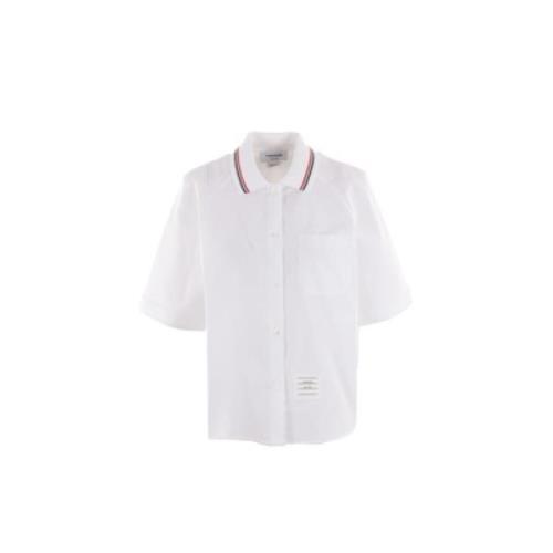 Hvit Bomullspoplin Skjorte med Polokrage og Stripet Detalj