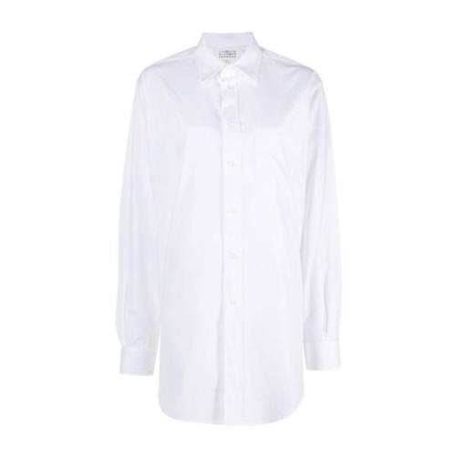 Hvit langarmet skjorte med spiss krage og knappelukking
