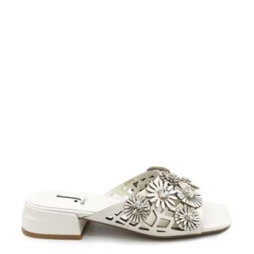 Flat skinn sandal med blomsterapplikasjoner