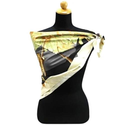 Pre-owned Silk scarves