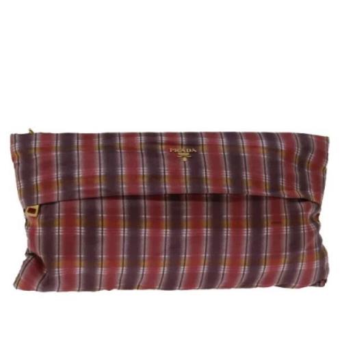 Pre-owned Fabric clutches