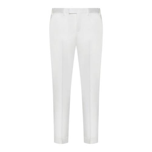 Hvite bukser med presset brett