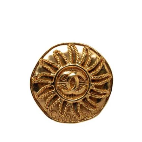 Pre-owned Metal brooches