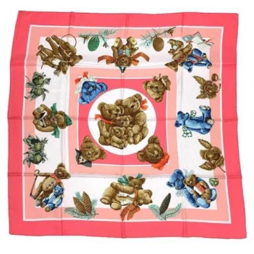 Pre-owned Silk scarves