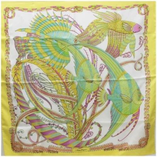 Pre-owned Silk scarves