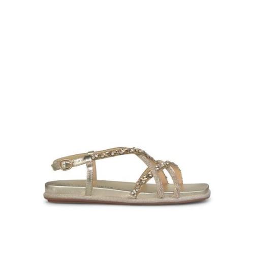 Glitrende flat sandal med kryssremmer