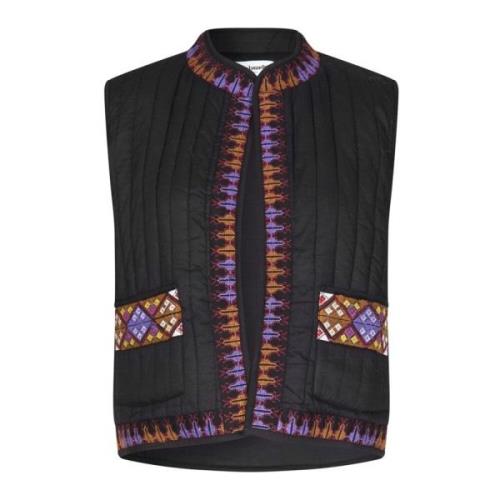 Quiltet Vest med Broderte Kanter