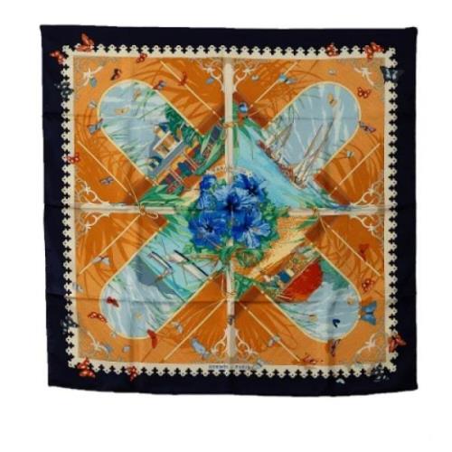 Pre-owned Silk scarves