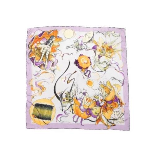 Pre-owned Silk scarves