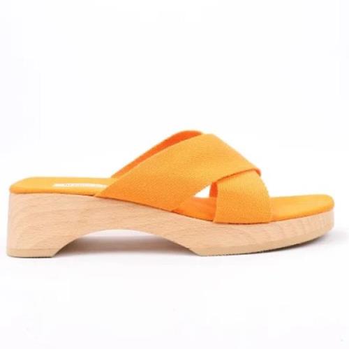 Pre-owned Canvas sandals