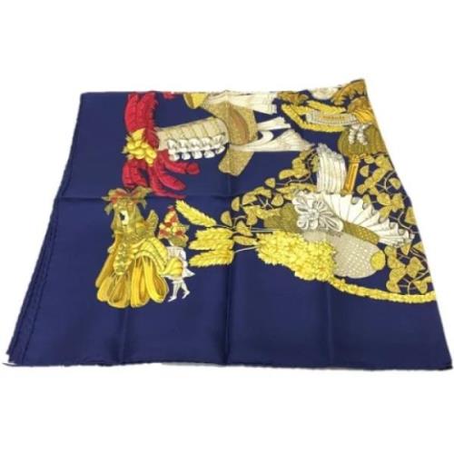 Pre-owned Silk scarves