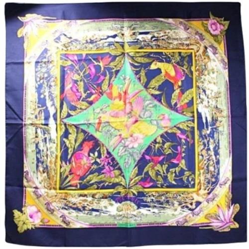 Pre-owned Silk scarves