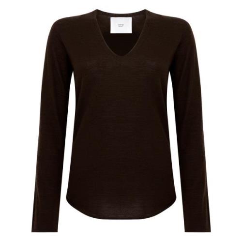 Brune Sweaters for Stilig Look