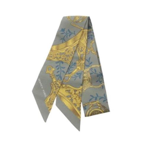 Pre-owned Silk scarves