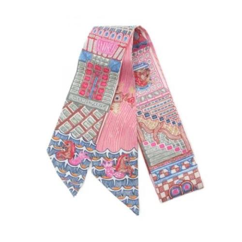 Pre-owned Silk scarves