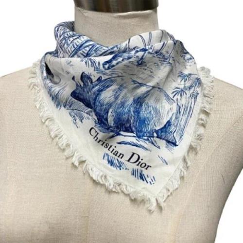 Pre-owned Silk scarves