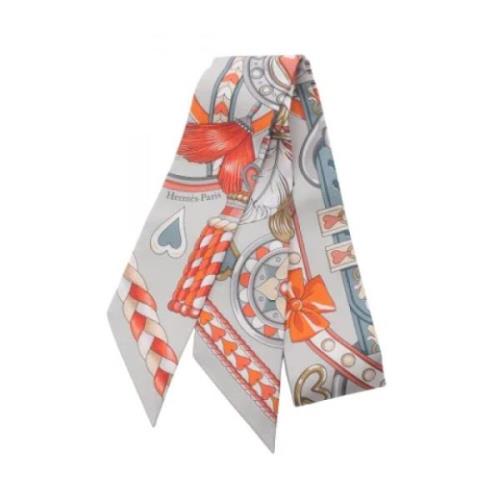 Pre-owned Silk scarves