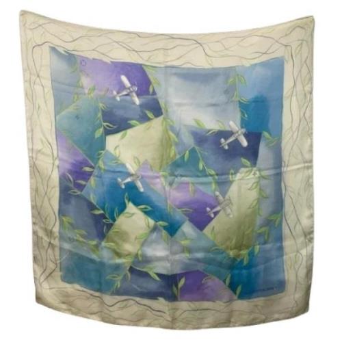 Pre-owned Silk scarves