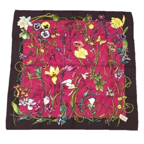 Pre-owned Silk scarves