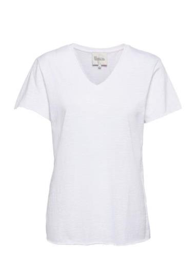 08 The Vtee White My Essential Wardrobe