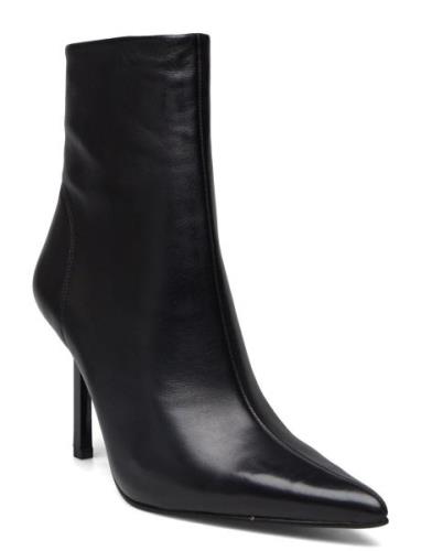 Iyanna Bootie Black Steve Madden