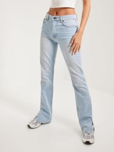 Nelly - Straight leg jeans - Lys blå - Mid Waist Slit Denim - Jeans