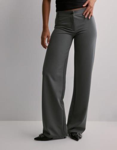 Nelly - Grå - Keep It Up Low Waist Suit Pants